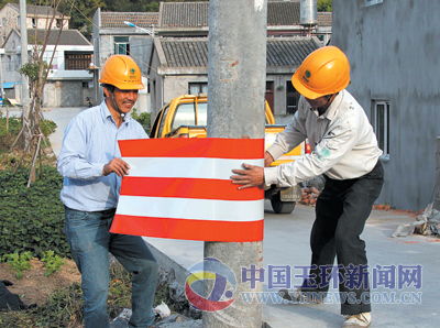 贴上防撞标志 减少事故发生